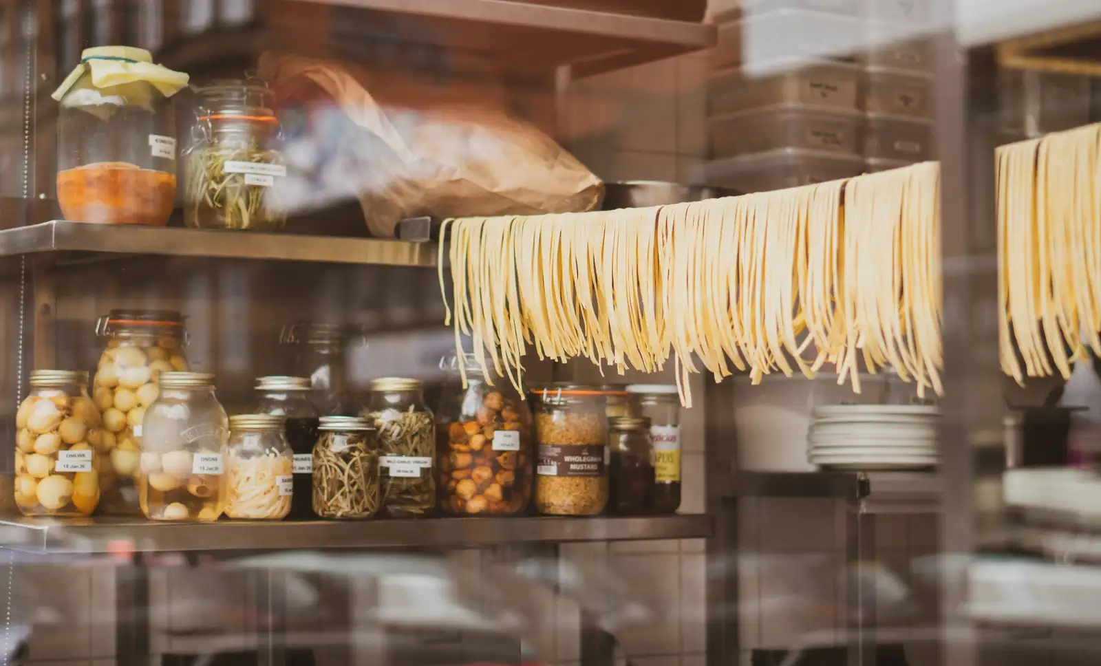 Pasta fresca stesa nella vetrina di una cucina romana
