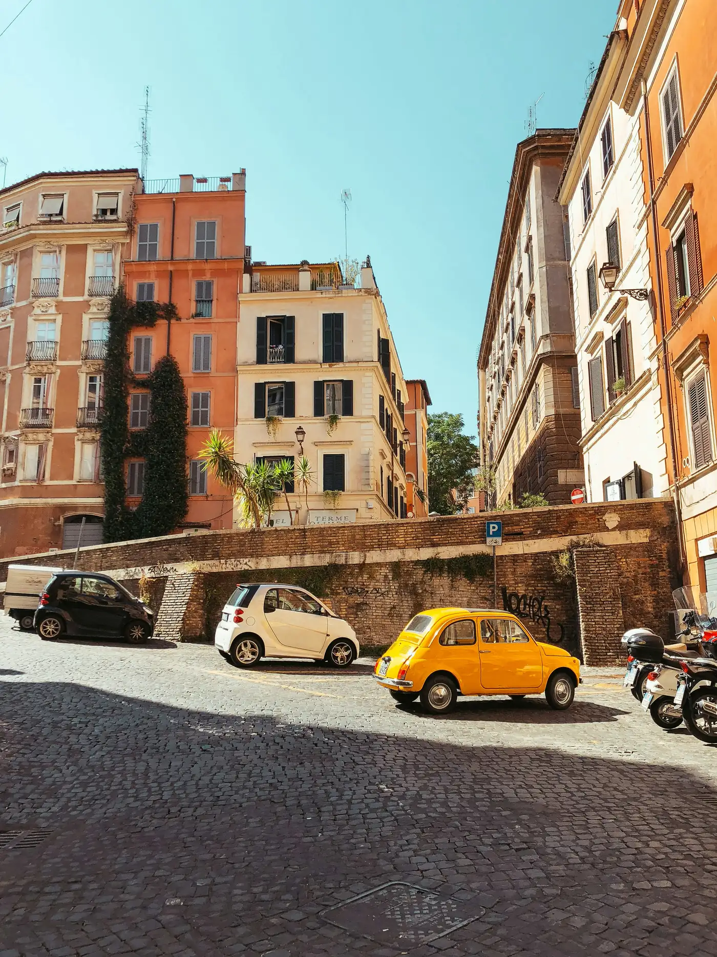 Una Fiat 500 gialla in una via di Roma