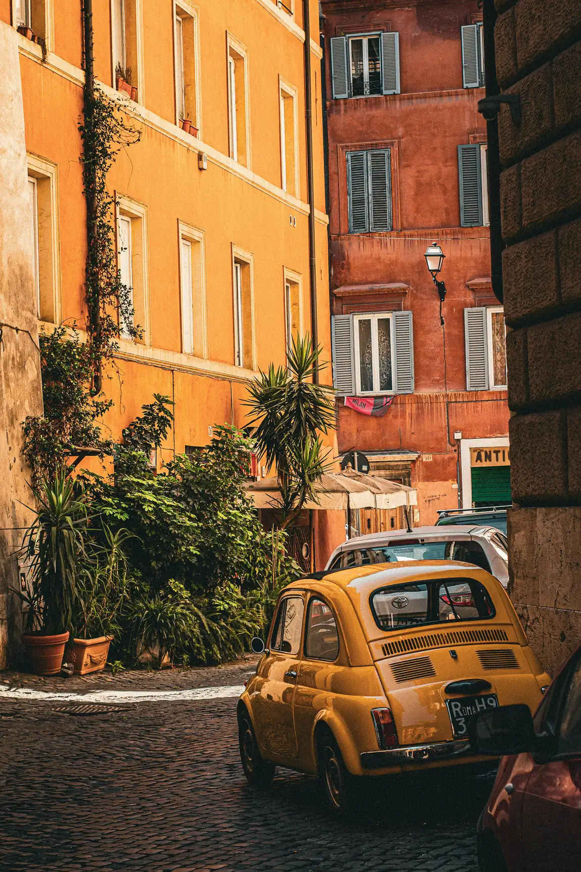 Vicolo romano con una Fiat 500 gialla