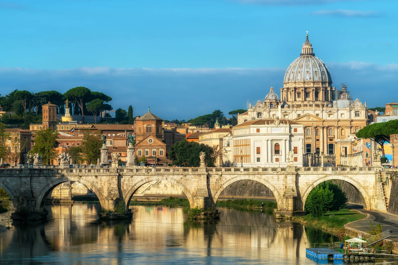 La basilica di San Pietro e il Tevere da ponte Vittorio Emanuele II