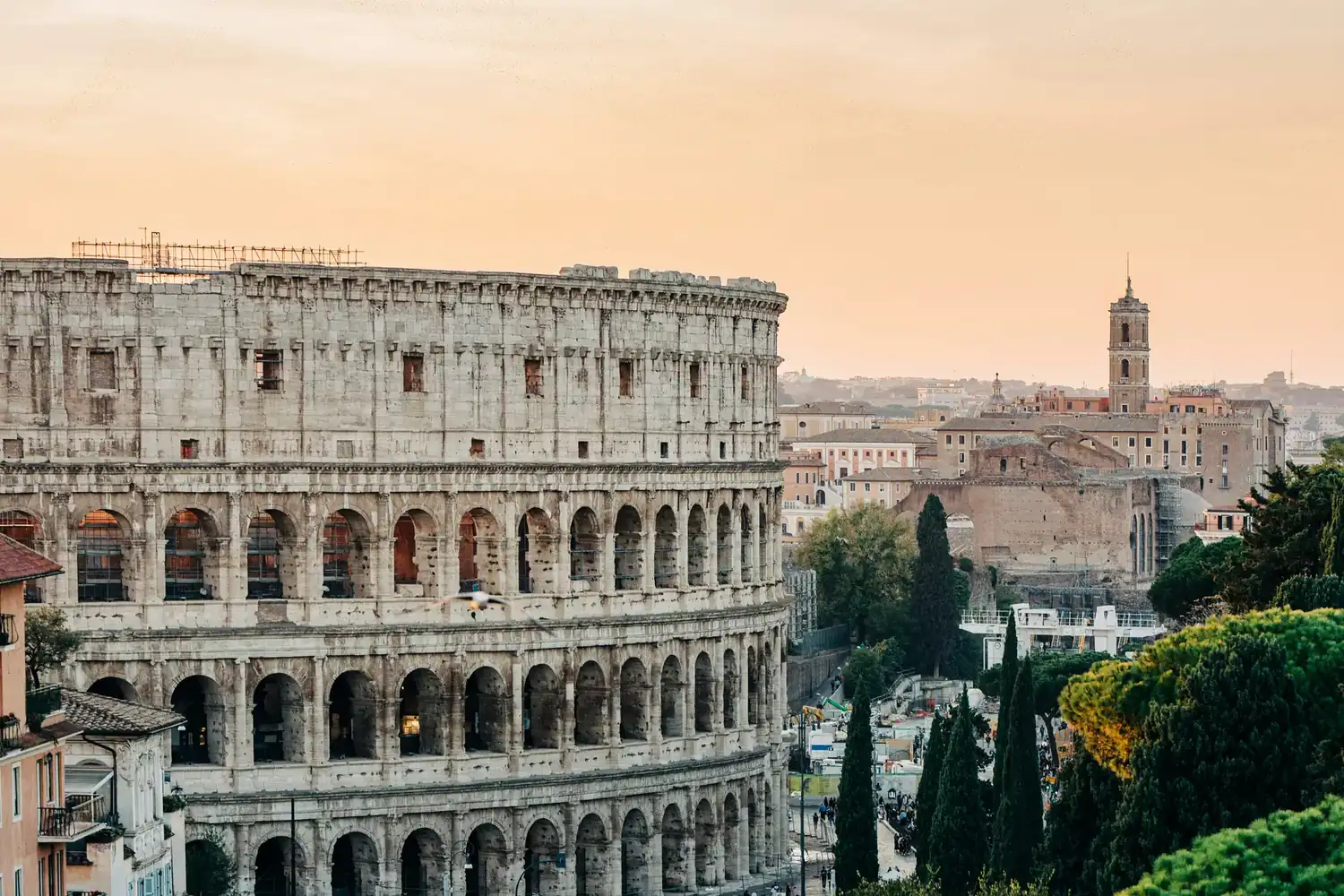 Il Colosseo all'alba